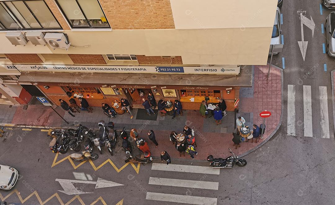 Vista aérea do bairro do soho em Málaga com pessoas no restaurante.