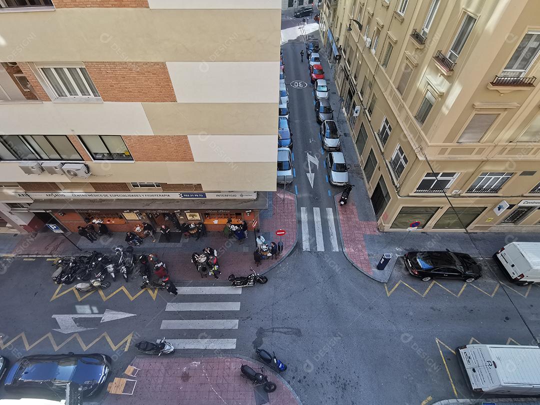 Málaga, Espanha - 17 de fevereiro de 2021: Vista aérea do bairro do soho em Málaga com pessoas no restaurante