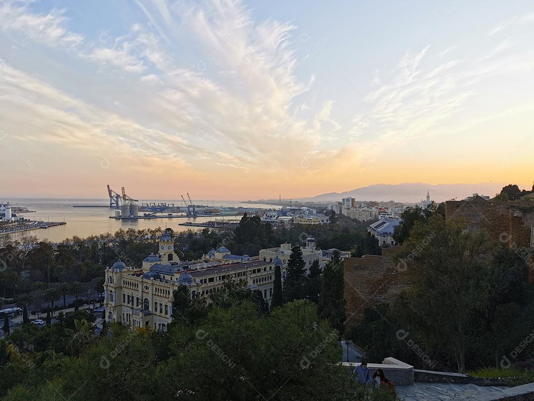 Vista aérea do porto e da cidade de málaga na espanha ao pôr do sol.