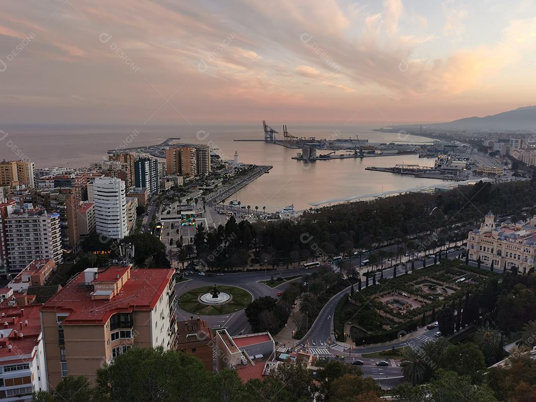 Vista aérea do porto e da cidade de málaga na espanha ao pôr do sol.