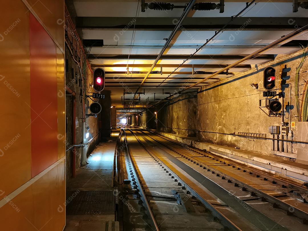 Málaga, Espanha - 20 de fevereiro de 2021: Vista dos túneis da cidade de Málaga e plataforma de metrô.