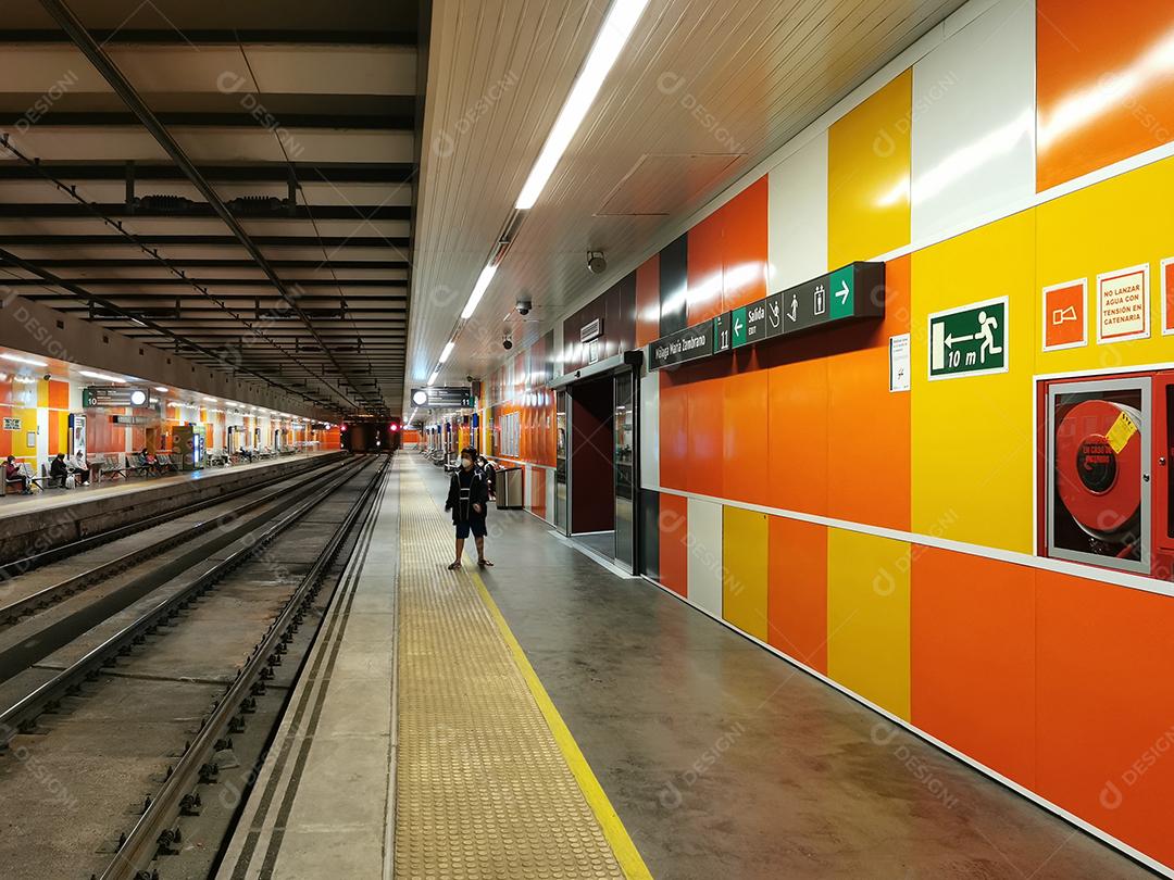 Málaga, Espanha - 20 de fevereiro de 2021: Vista dos túneis da cidade de Málaga e plataforma de metrô.