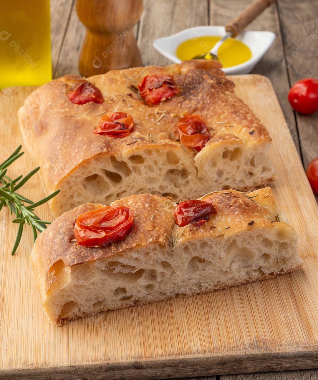 Focaccia caseira com tomate cereja, alho, azeite e rosa