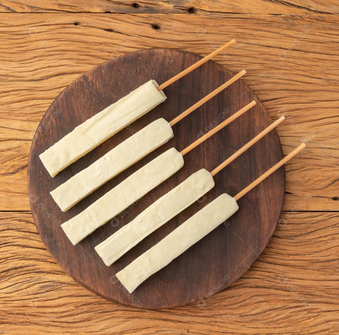 Queijo coalho ou coalho em tábua de madeira