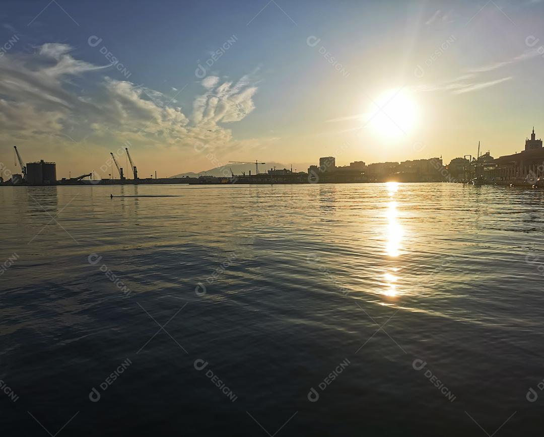 vista do mar Mediterrâneo da cidade de Málaga ao pôr do sol.