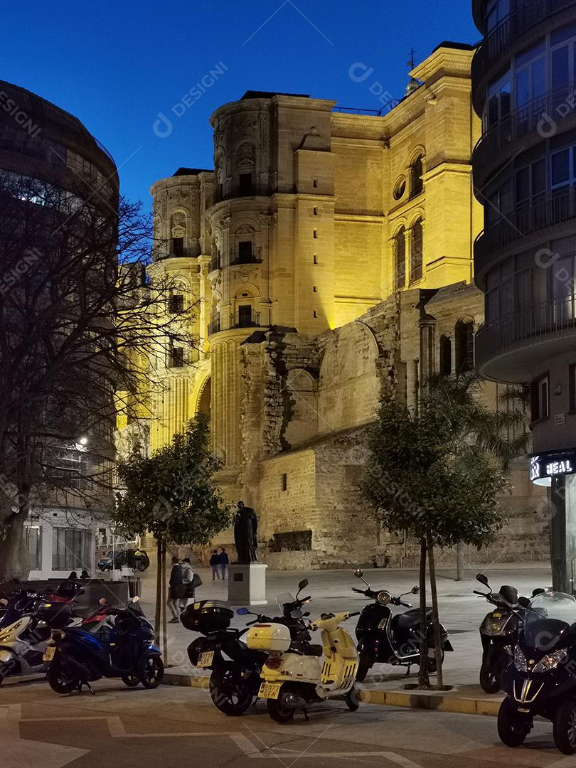 Málaga, Espanha - 18 de fevereiro de 2021: Vista da Catedral de Málaga à noite.