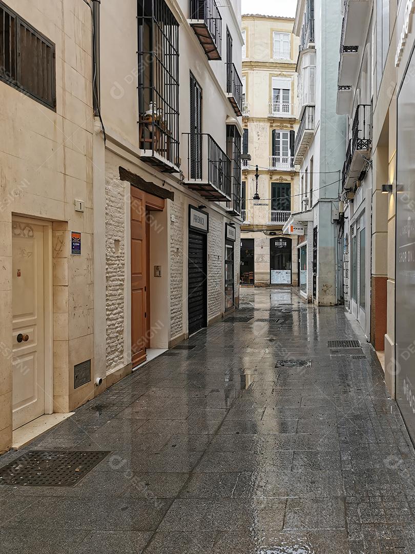 Málaga, Espanha - 21 de fevereiro de 2021: Vista das ruas do Soho Málaga em um dia chuvoso
