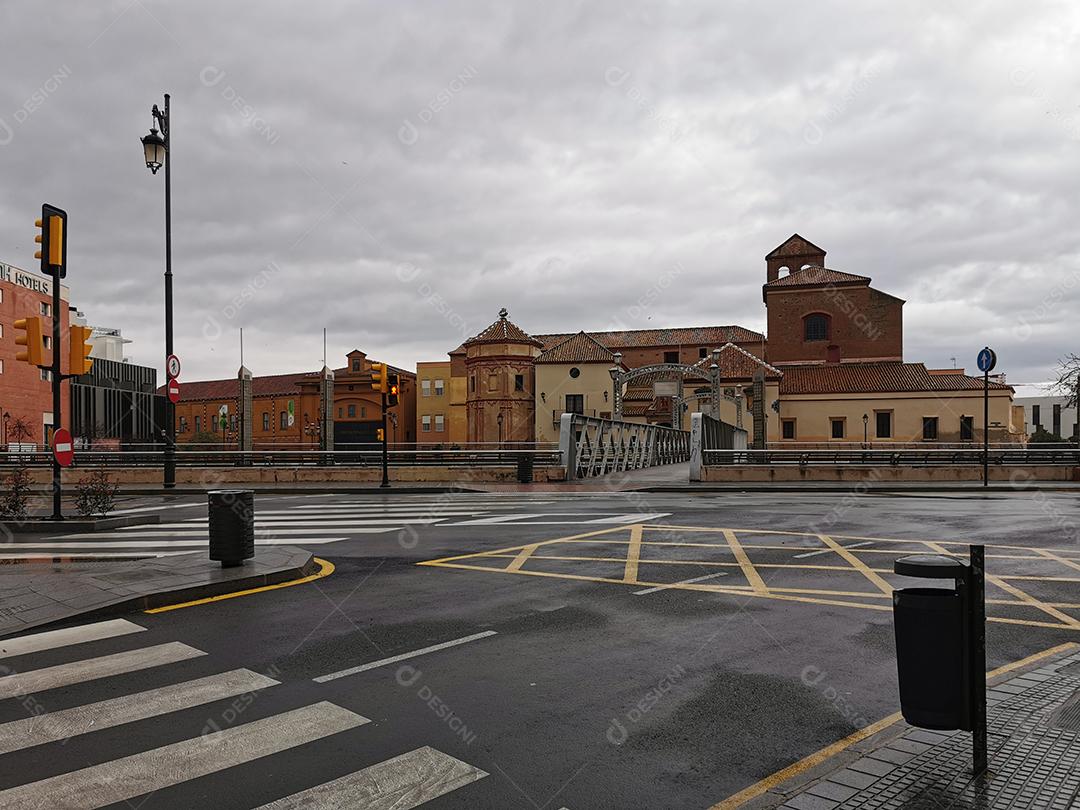 Málaga, Espanha - 21 de fevereiro de 2021: Vista das ruas do Soho Málaga em um dia chuvoso