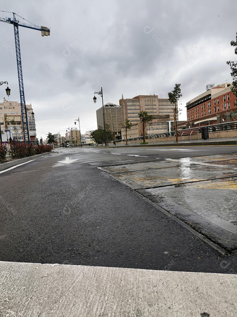 Málaga, Espanha - 21 de fevereiro de 2021: Vista das ruas do Soho Málaga em um dia chuvoso