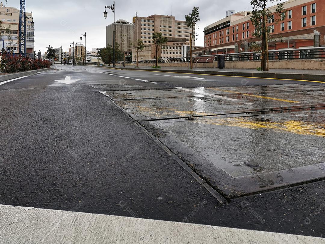 Málaga, Espanha - 21 de fevereiro de 2021: Vista das ruas do Soho Málaga em um dia chuvoso