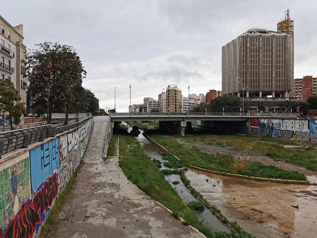 Málaga, Espanha - 21 de fevereiro de 2021: Vista das ruas e edifícios do Soho em Málaga um dia chuvoso.
