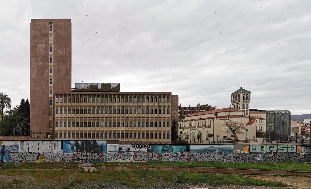 Málaga, Espanha - 21 de fevereiro de 2021: Vista das ruas e edifícios do Soho em Málaga um dia chuvoso.