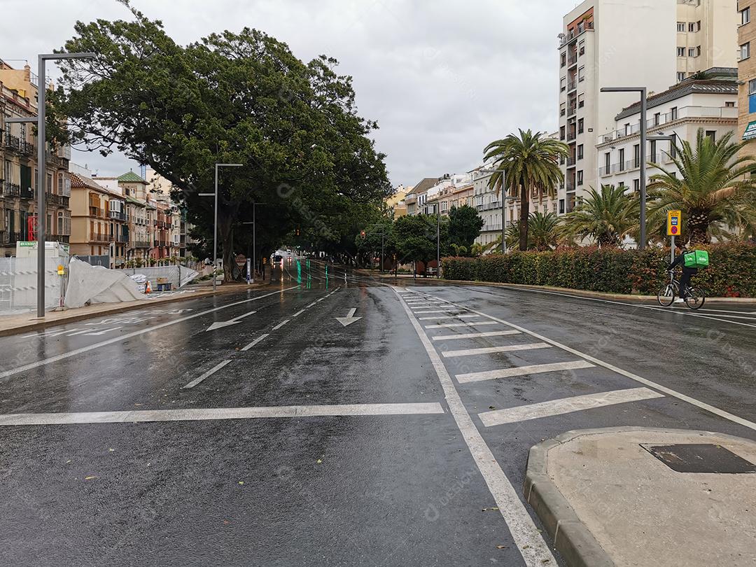 Málaga, Espanha - 21 de fevereiro de 2021: Vista das ruas e edifícios do Soho em Málaga um dia chuvoso.