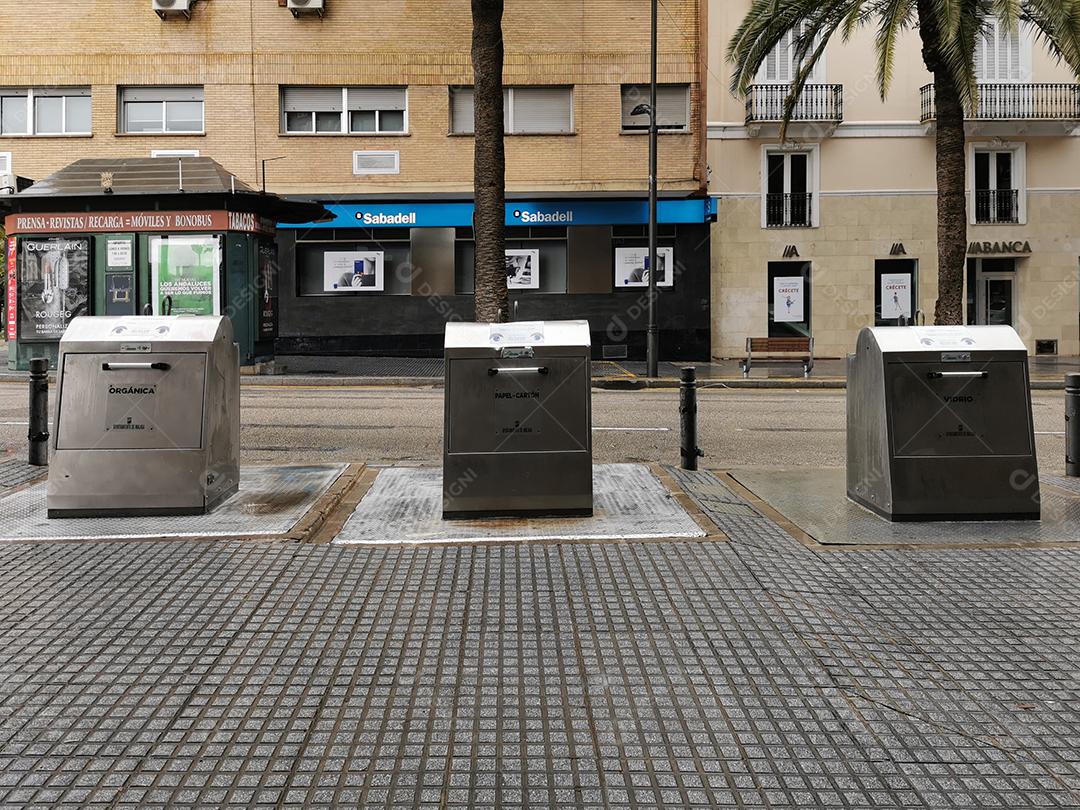 Málaga, Espanha - 22 de fevereiro de 2021: Vista de latas de lixo nas ruas do Soho em Málaga