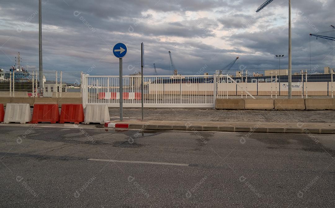 Vista do porto de Málaga com alguns guindastes ao fundo ao entardecer