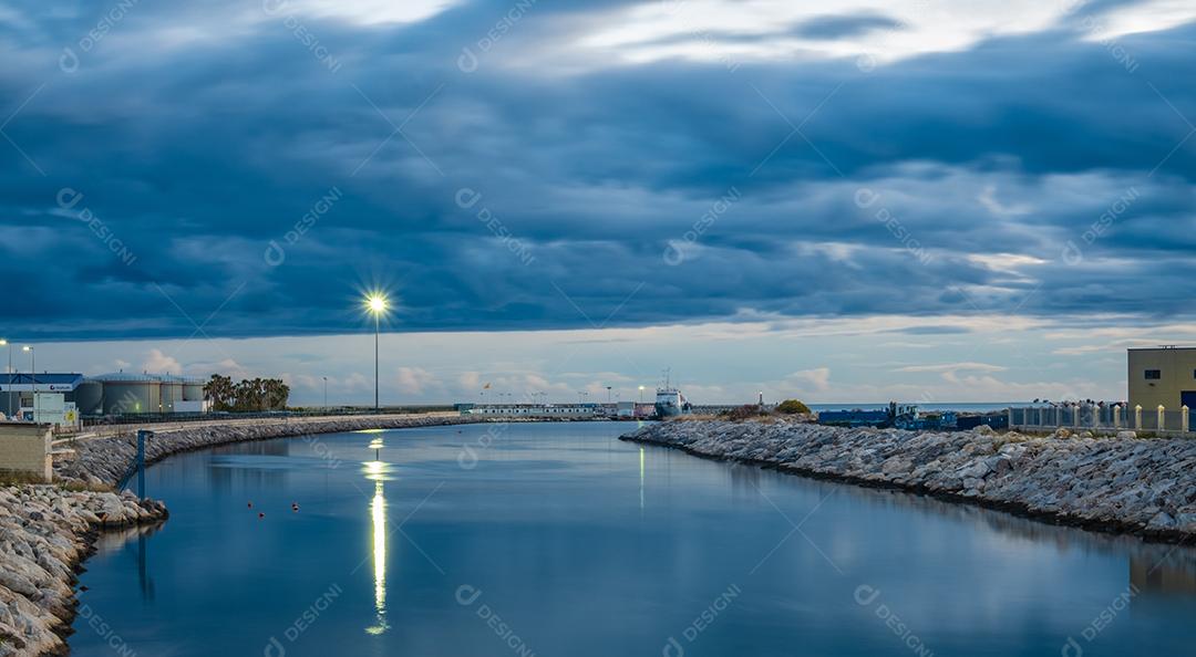 Vista do rio Guadalmedina no porto de Málaga à noite