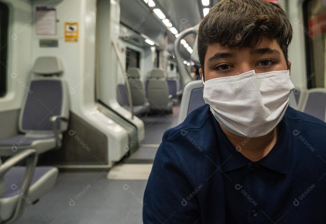 Vista de um menino usando máscara dentro de um vagão do metrô em Málaga durante a pandemia