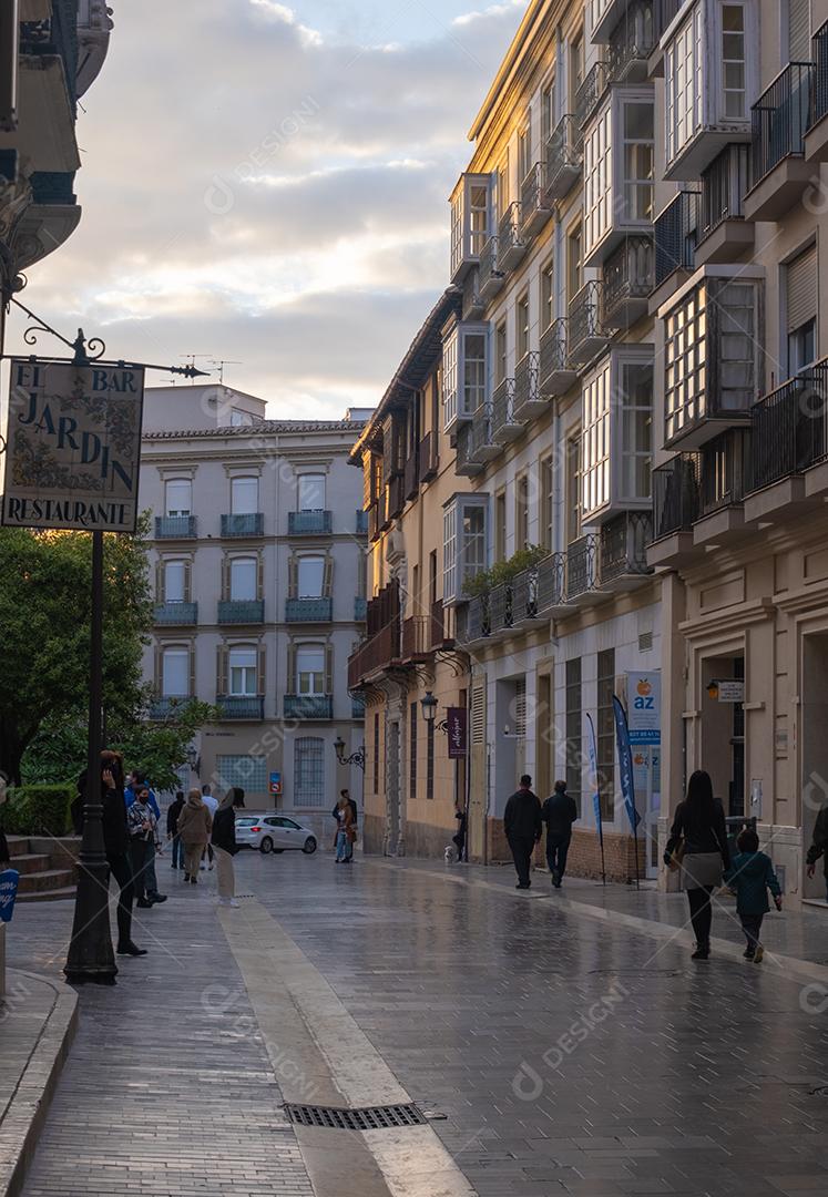 Vista de pessoas andando pelas ruas do centro histórico de Málaga durante a pandemia.