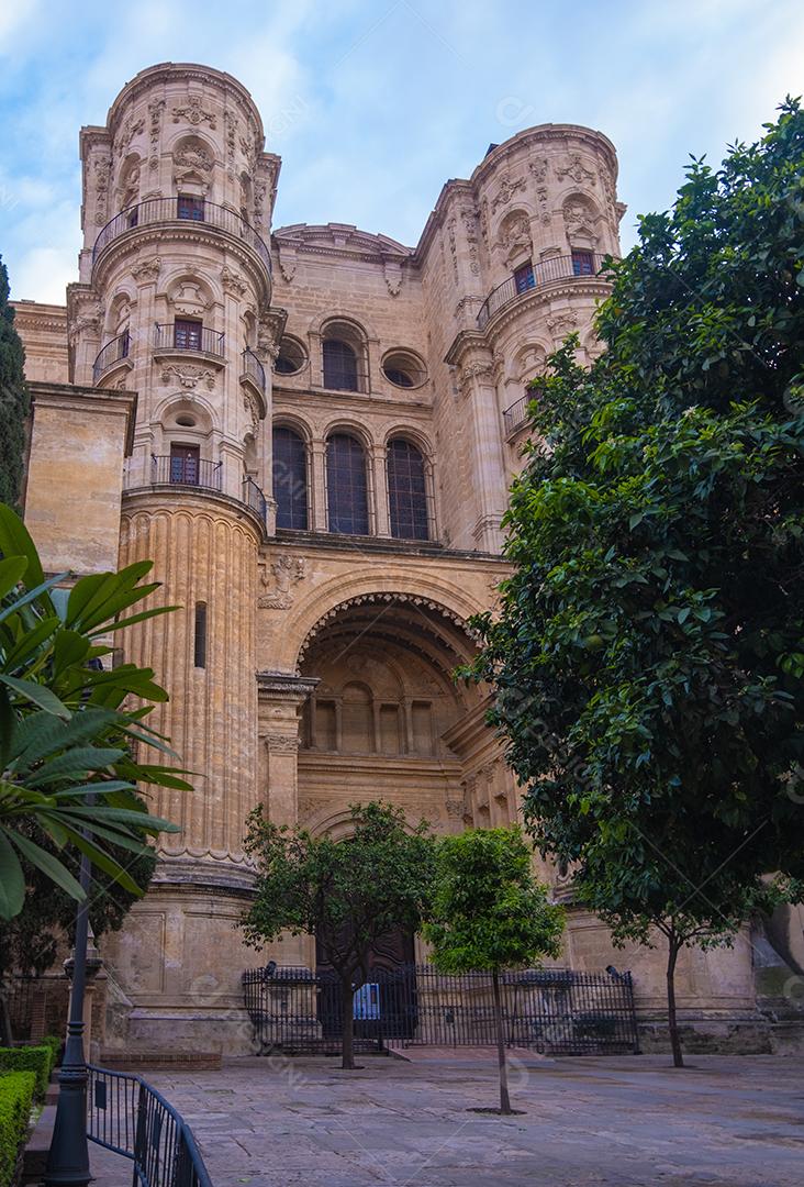 Málaga, Espanha - 23 de fevereiro de 2021: Vista da Catedral de Málaga durante a pandemia.