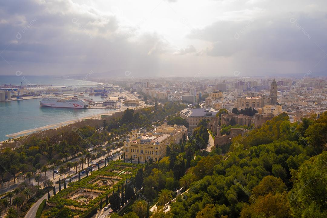Vista aérea e panorâmica da cidade e porto de Málaga na Espanha