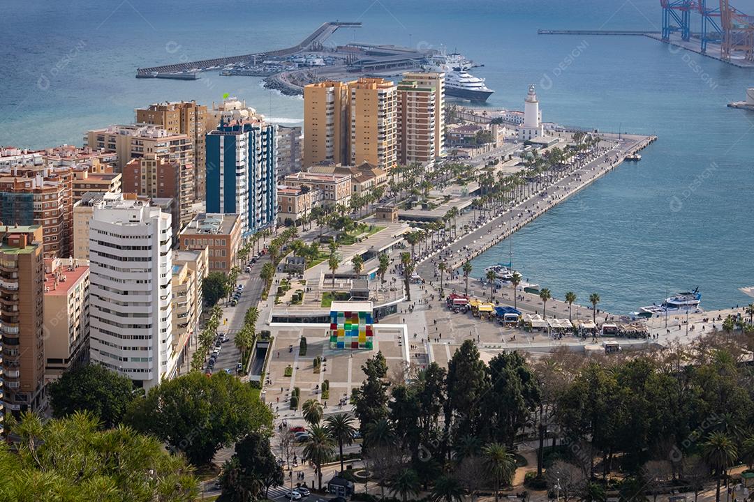 Vista aérea e panorâmica da cidade e porto de Málaga na Espanha