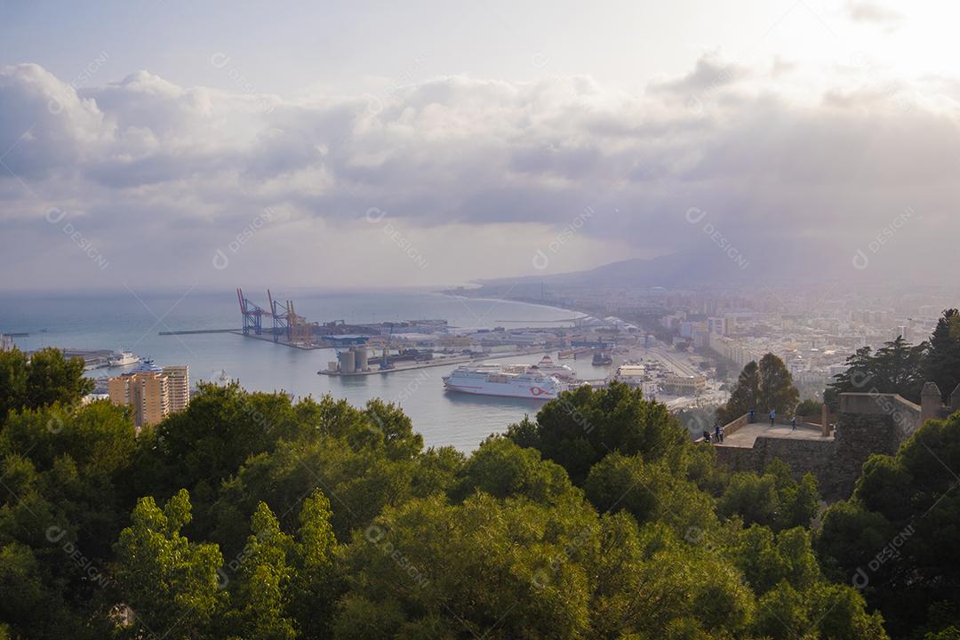 Vista aérea e panorâmica na cidade de Málaga na Espanha