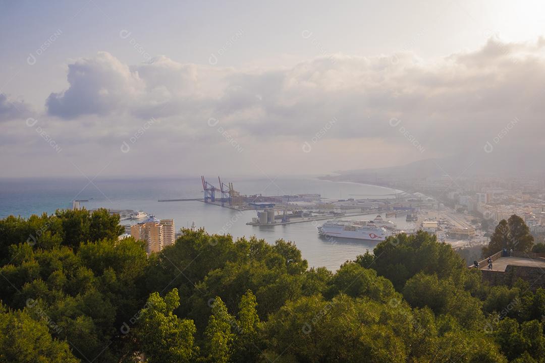 Vista aérea e panorâmica na cidade de Málaga na Espanha