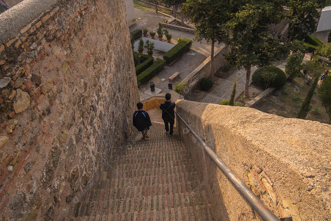 Vista das ruínas e escadas dentro do castelo de alcazaba.