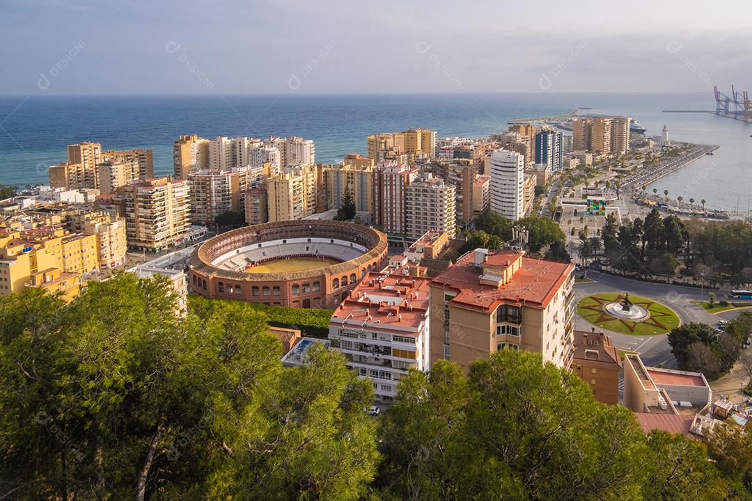 Vista aérea e panorâmica na cidade de Málaga na Espanha