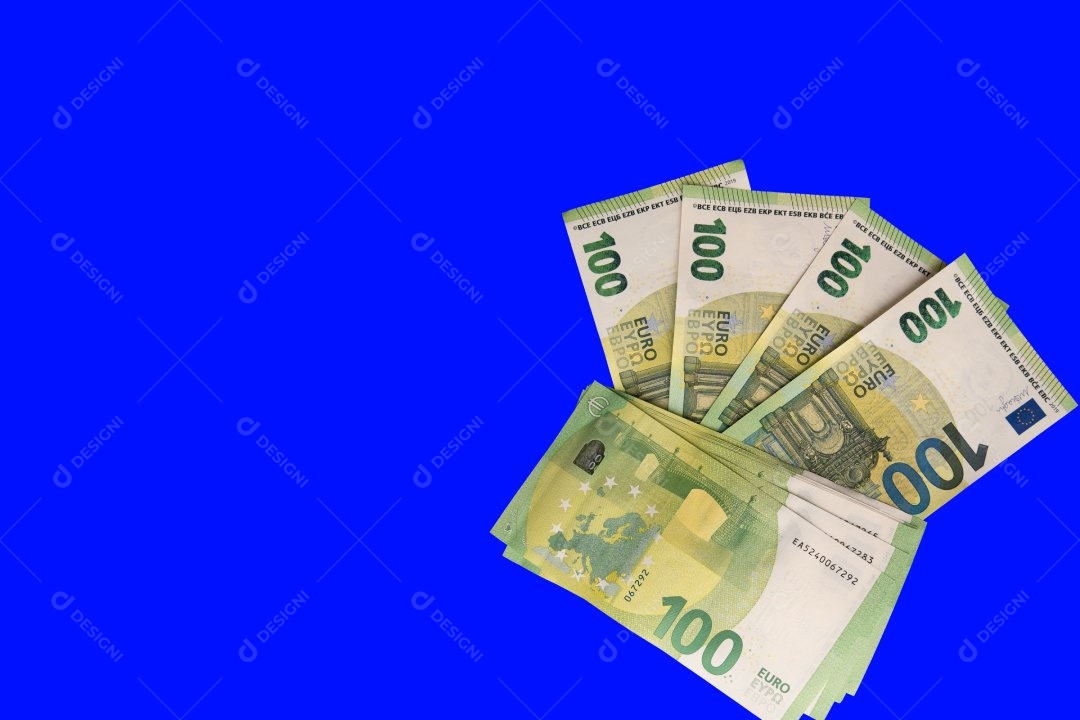 Detalhes em notas de 100 euros - Europa Dinheiro Fotografia com fundo azul para recorte.