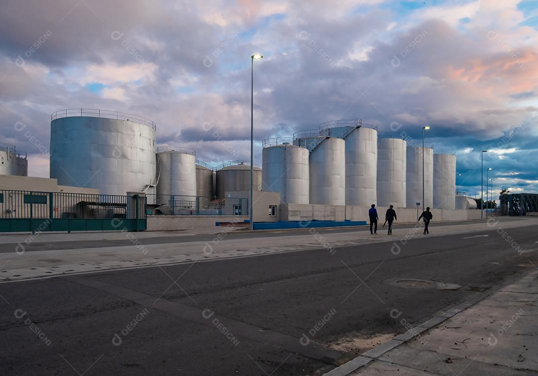 Ver terminais de distribuição de petróleo Tanques no Porto de Málaga