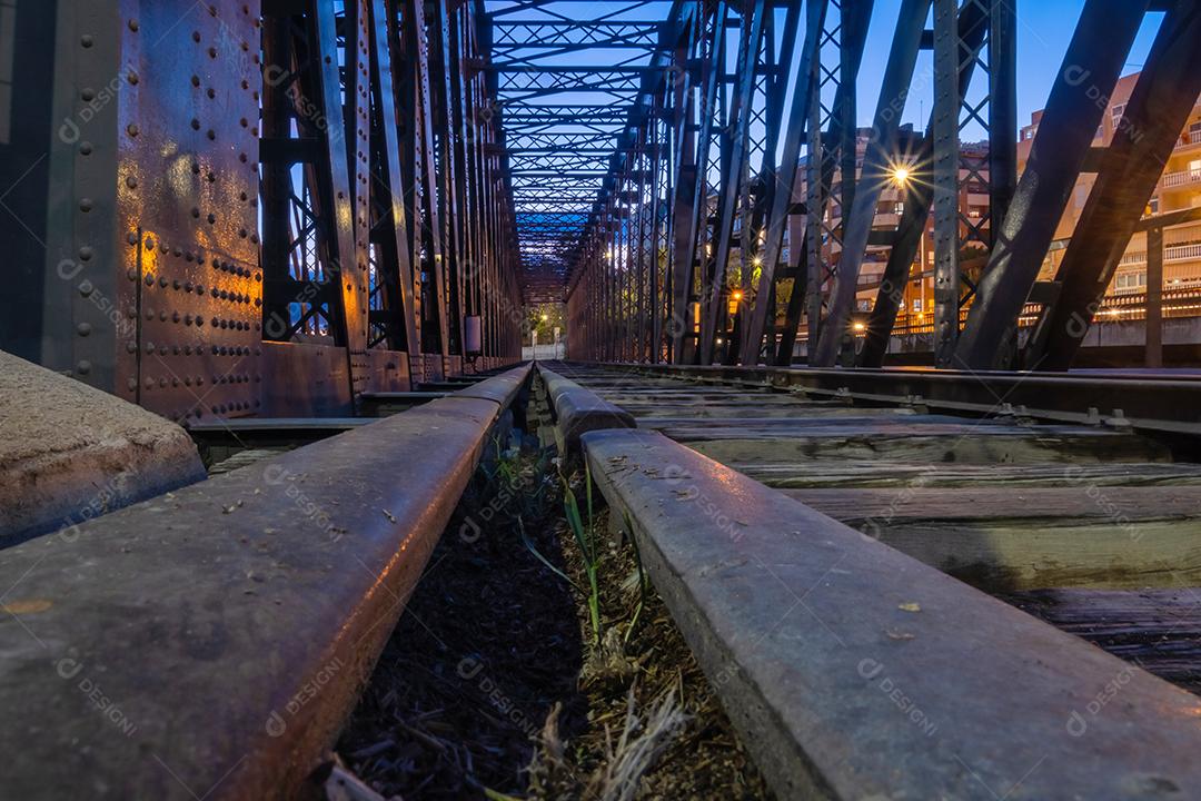 Vista de trilhos de trem no porto de Málaga à noite