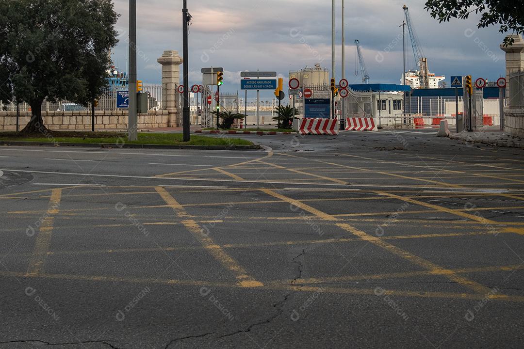 Málaga, Espanha - 21 de fevereiro de 2021: Vista do porto de Málaga com alguns guindastes ao fundo ao anoitecer