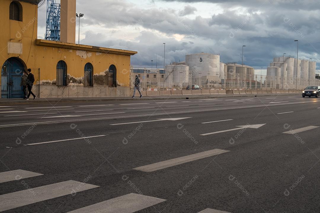 Málaga, Espanha - 21 de fevereiro de 2021: Vista das ruas de Málaga na área do porto.