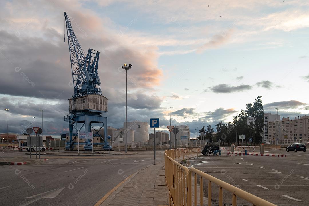 Málaga, Espanha - 21 de fevereiro de 2021: Vista do grande guindaste no porto de Málaga ao entardecer