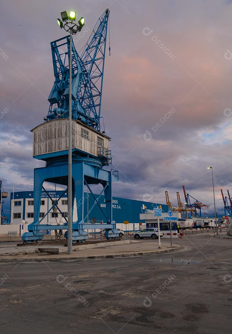 Málaga, Espanha - 21 de fevereiro de 2021: Vista do grande guindaste no porto de Málaga ao entardecer