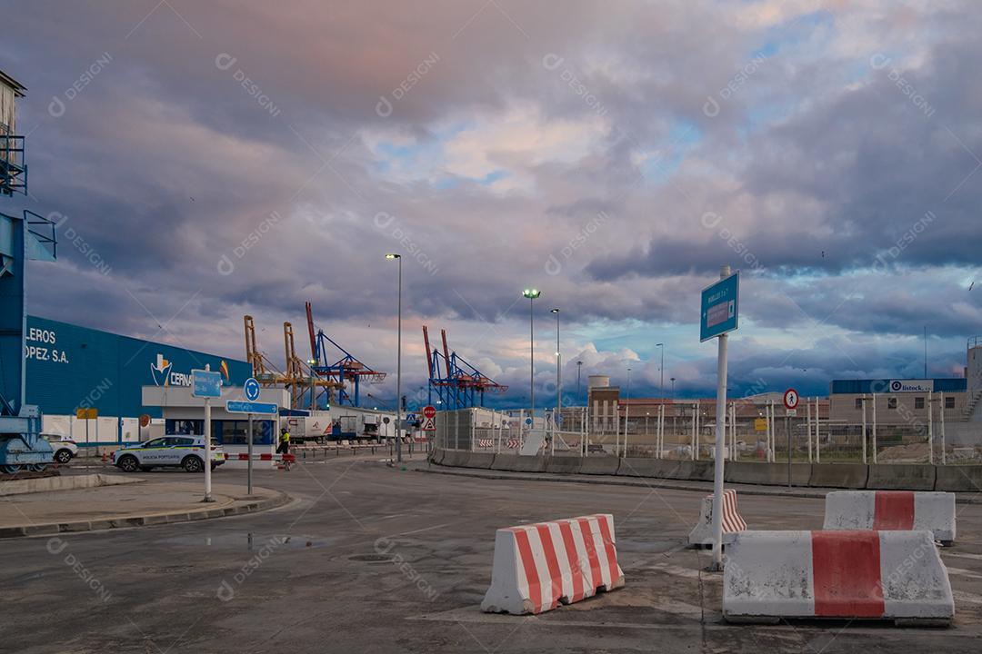 Málaga, Espanha - 21 de fevereiro de 2021: Vista do porto de Málaga com alguns guindastes ao fundo ao anoitecer