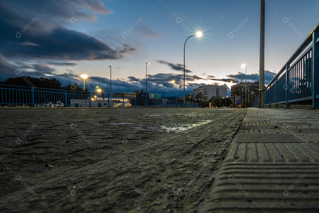 Vista da ponte de trem sobre o rio Guadalmedina no porto de Málaga à noite