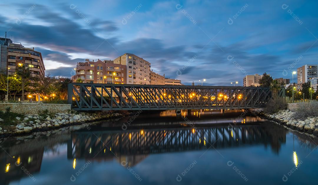 Vista da ponte de trem sobre o rio Guadalmedina no porto de Málaga à noite