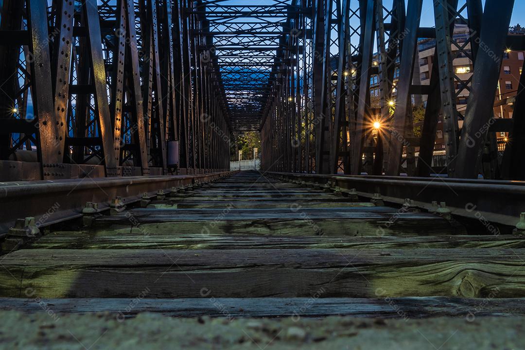 Vista de trilhos de trem no porto de Málaga à noite