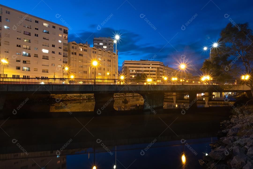 Vista da ponte e do rio em Málaga à noite.