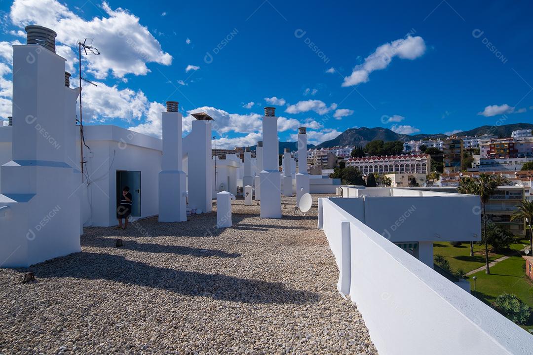 Rapaz no edifício do telhado em Torremolinos
