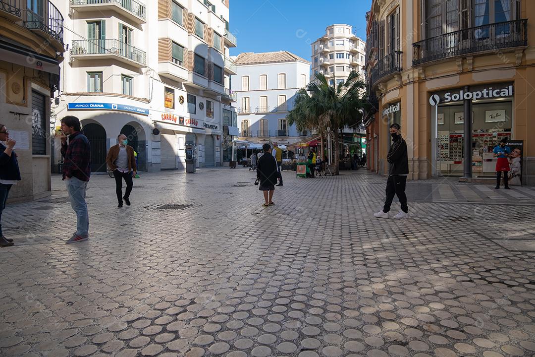 Málaga, Espanha - 23 de fevereiro de 2021: Vista de pessoas andando pelas ruas do centro histórico de Málaga durante a pandemia.