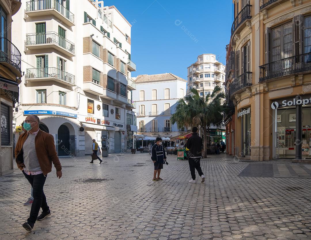 Vista de pessoas andando pelas ruas do centro histórico de Málaga durante a pandemia.
