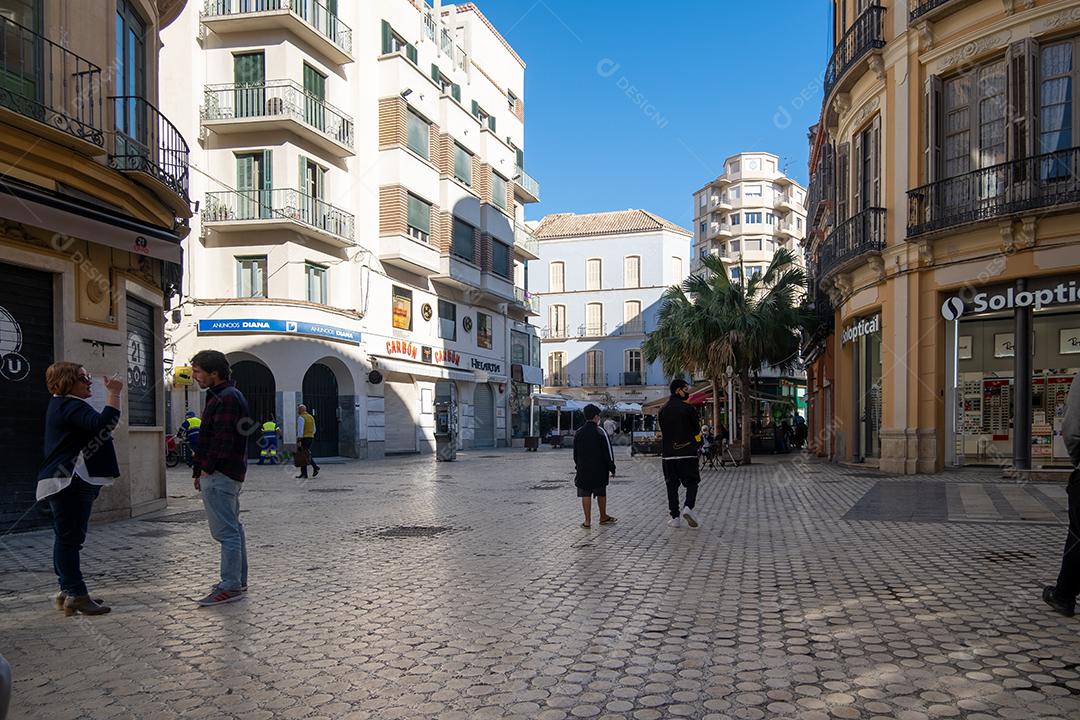 Vista de pessoas andando pelas ruas do centro histórico de Málaga durante a pandemia.