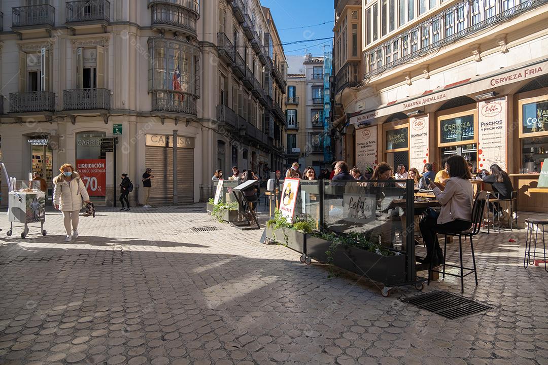 Vista de pessoas andando pelas ruas do centro histórico de Málaga durante a pandemia.