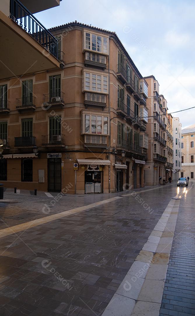 Vista de pessoas andando pelas ruas do centro histórico de Málaga durante a pandemia.