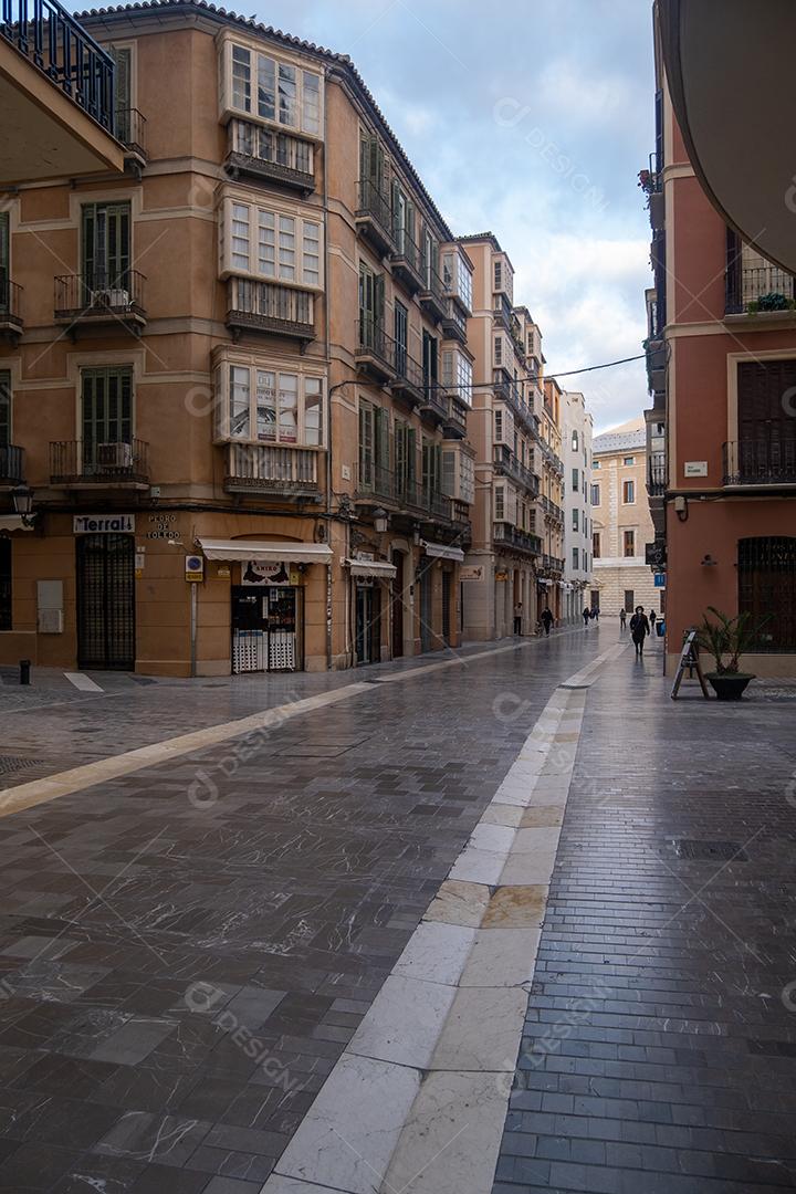 Vista de pessoas andando pelas ruas do centro histórico de Málaga durante a pandemia.