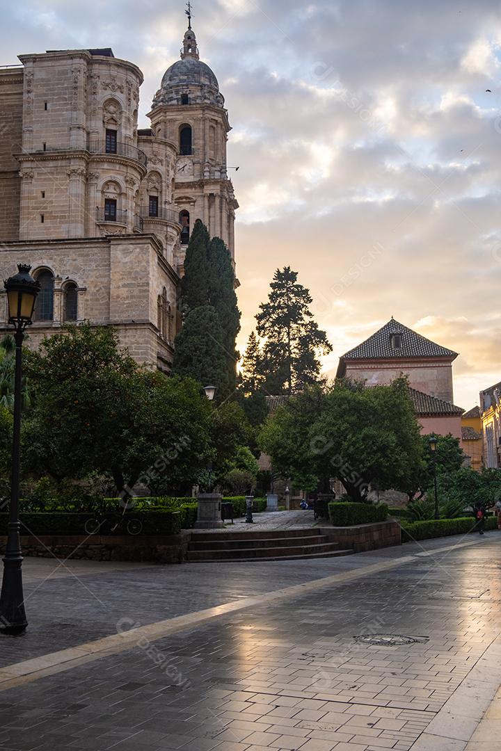 Málaga, Espanha - 23 de fevereiro de 2021: Vista da Catedral de Málaga durante a pandemia