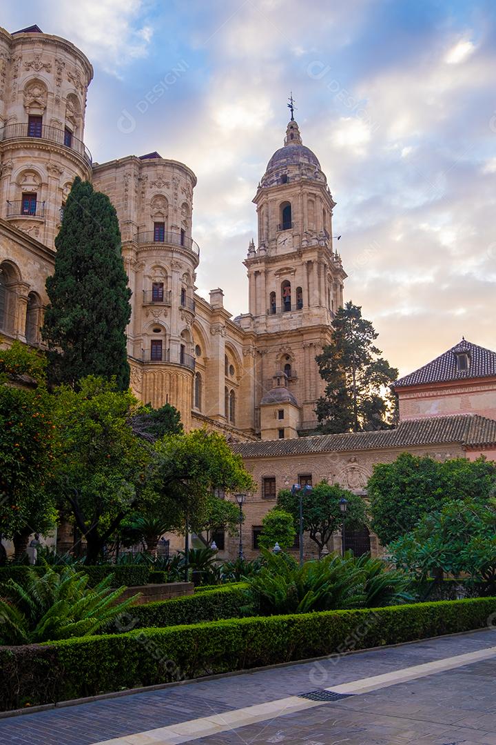 Málaga, Espanha - 23 de fevereiro de 2021: Vista da Catedral de Málaga durante a pandemia